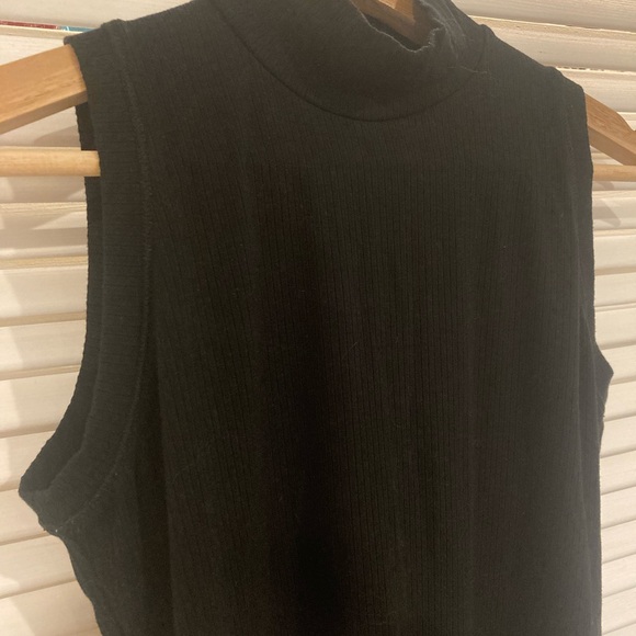 SOLD Banana Republic Mock Neck Sleeveless Tank XS in Black - Picture 3 of 4